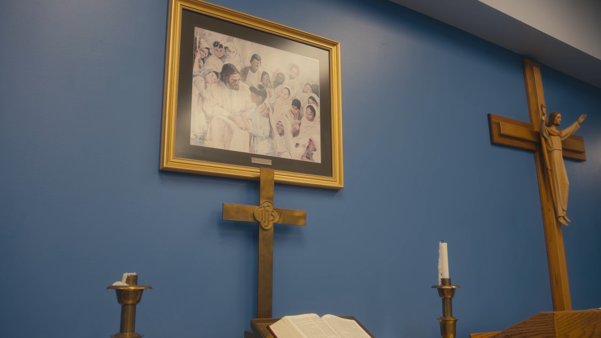 Picture of Jesus and crosses in the chapel.