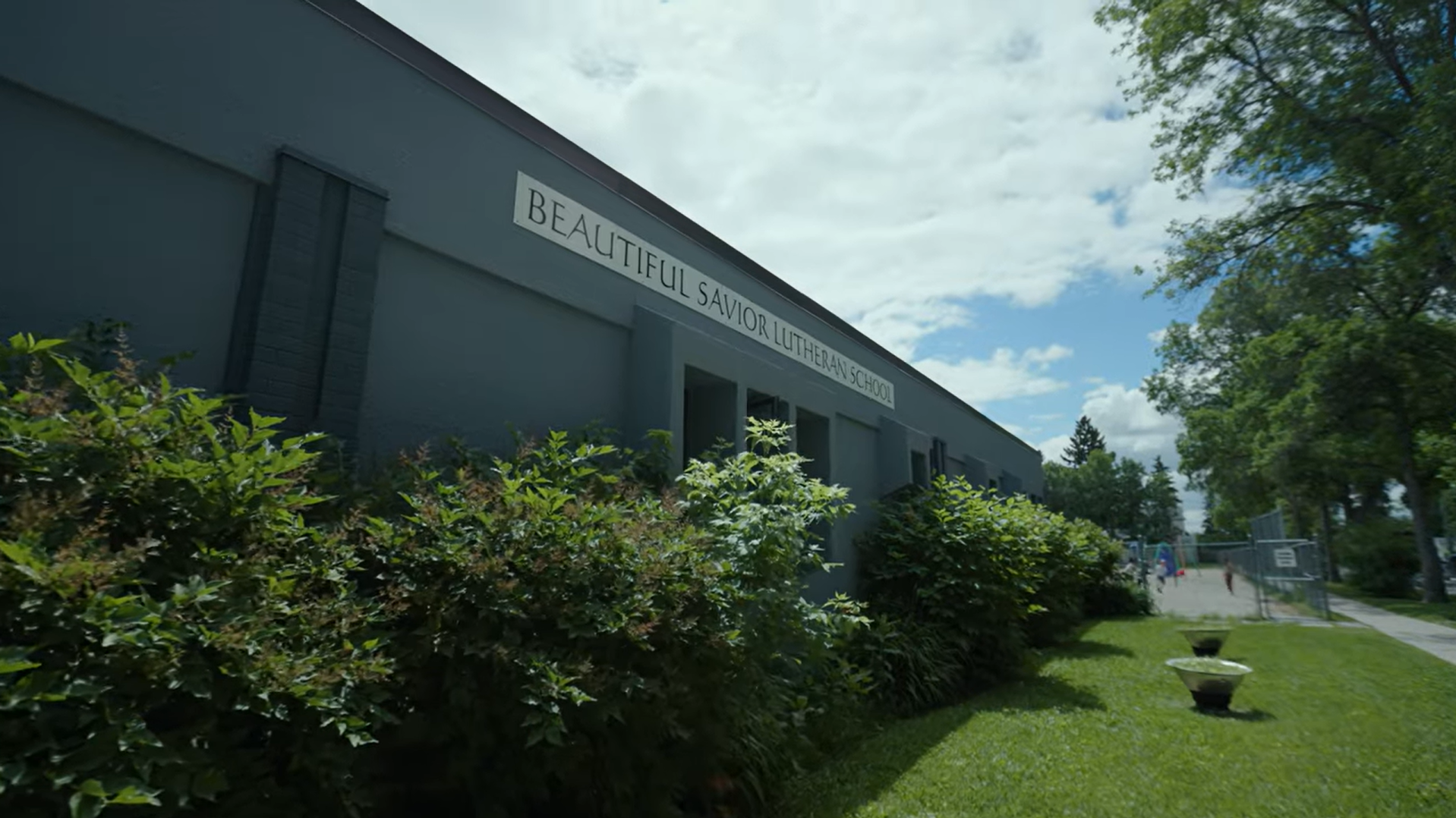 Front of Beautiful Saviour Lutheran School, with nature in front of the building.