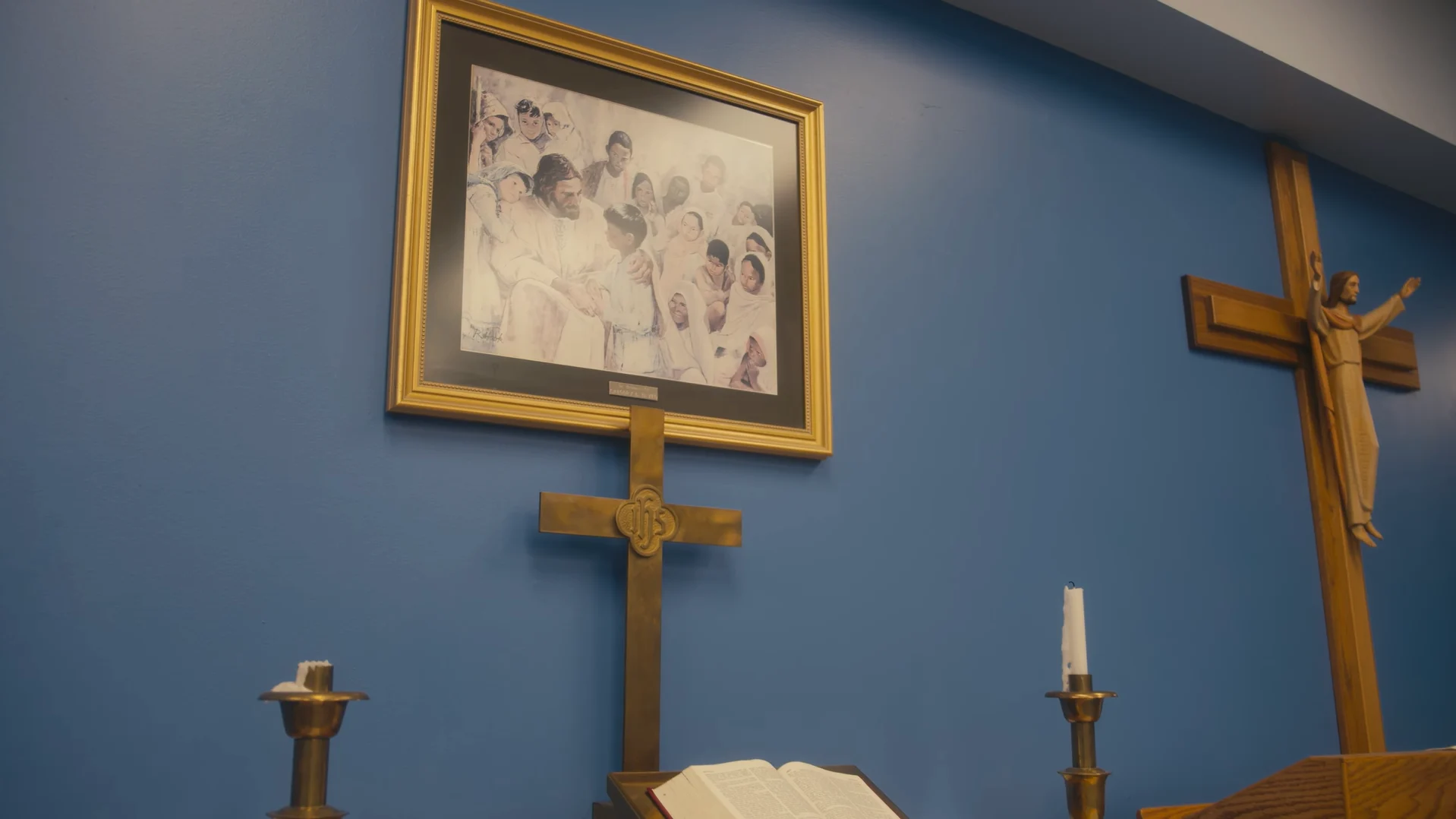 Picture of Jesus and crosses in the chapel.